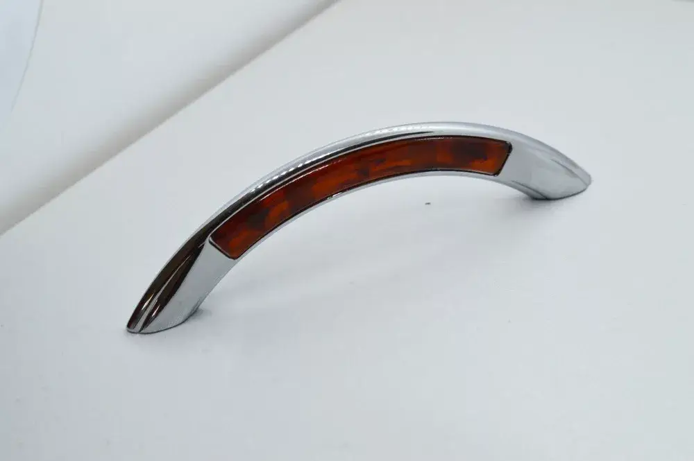 Kiárusítás Metall-Kunststoff-Möbelgriff, chrom - braun farben, Bohrung 96 mm