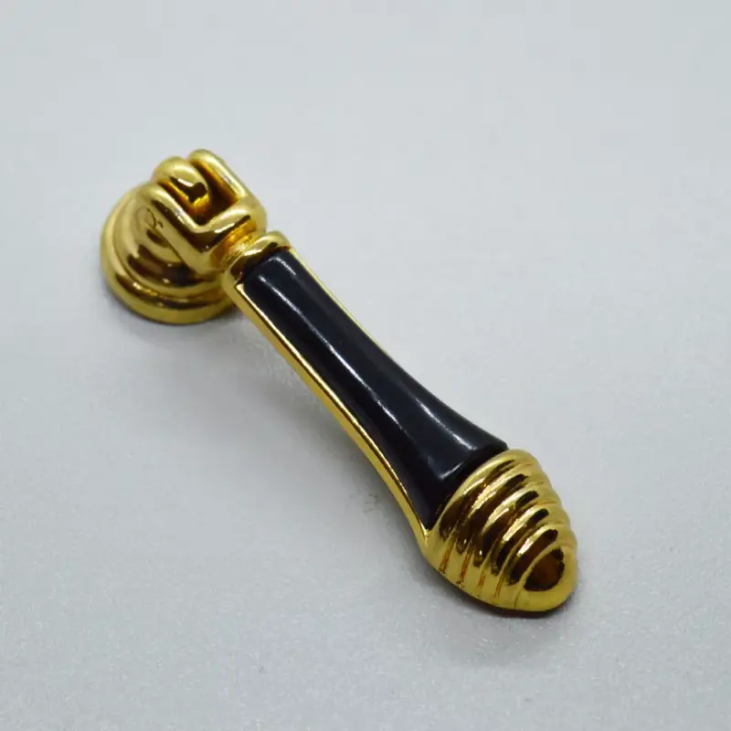 Klassischer gold-schwarzer Möbelknopf aus Metall und Kunststoff Vedd meg most