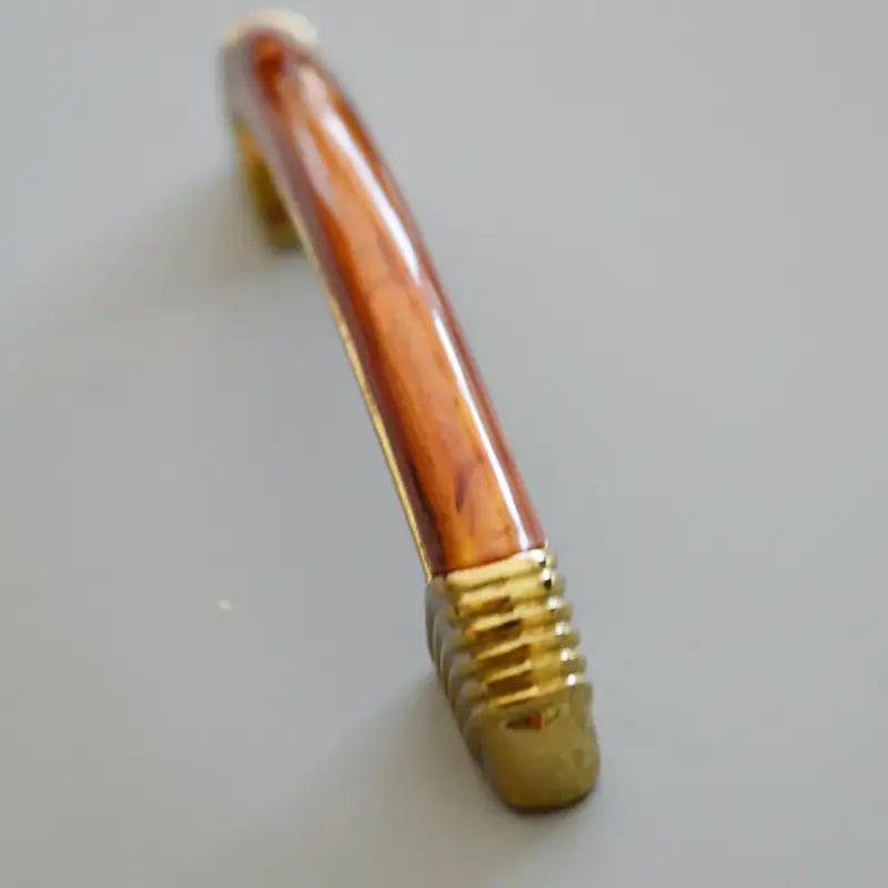 Olcsóbb Metall-Kunststoff-Möbelgriff, gold - mahagóni, 64 mm Lochabstand