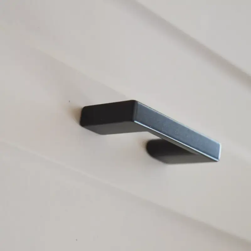 Schwarz farbe Metall-Möbelgriff mit 32 mm BA Legkelendőbb