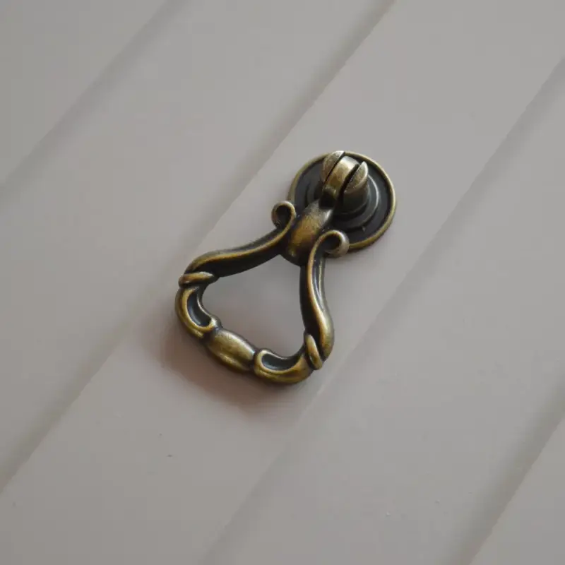 Rendeld meg most Klassischer antique goldfarbener Möbelknopf aus Metall