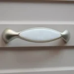Metall-Kunststoff-Möbelgriff, Farbe Satin nickel, Bohrung 96 mm Olcsóbb