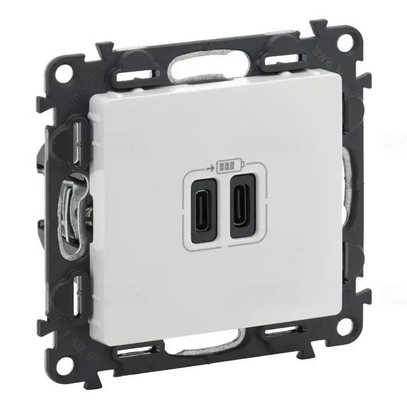 Legrand Valena Life Töltőaljzat Kettős USB C-típusú csatlakozóval, 5V–3A–15W, Túlfesz-védelem >1kW, Class II SELV, Fehér, Legrand 753107 Akció
