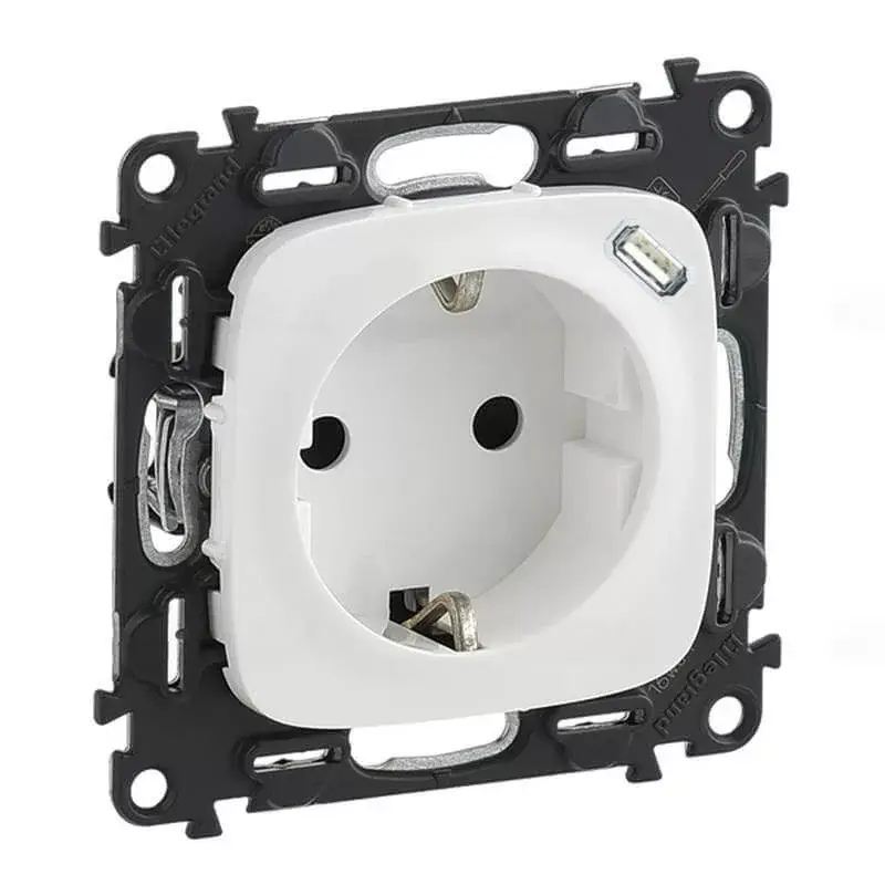 Legrand Valena Allure 2P+F csatlakozóaljzat+ USB C-típusú 1,5A-5V-7,5W töltőaljzat, körmös/csavaros rögzítés, rugós bekötés, fehér Legrand 753005 Árengedmény